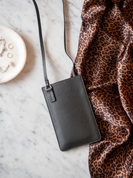 Selja puhelinlaukku musta nahkaa