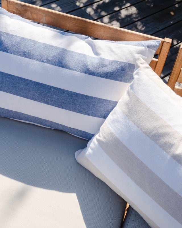Tyynynp&auml;&auml;llinen Sandhamn - vaaleansininen raita